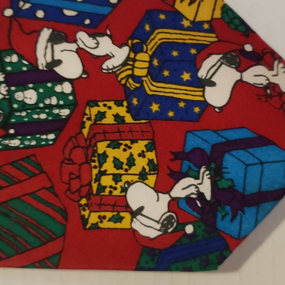 Peanuts | Men's 100% Silk Tie "Do Not Open Until Christmas" - Picture 2 of 8
